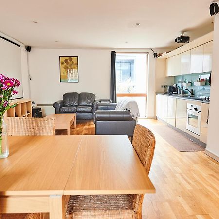 Bright 2 Bedroom Flat In Old Street With Balcony Лондон Экстерьер фото